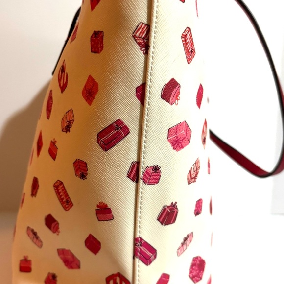 Kate spade margareta Stylish White and Red Tote Bag - Picture 5 of 8